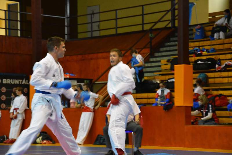 Dvojice závodníků při zápase kumite