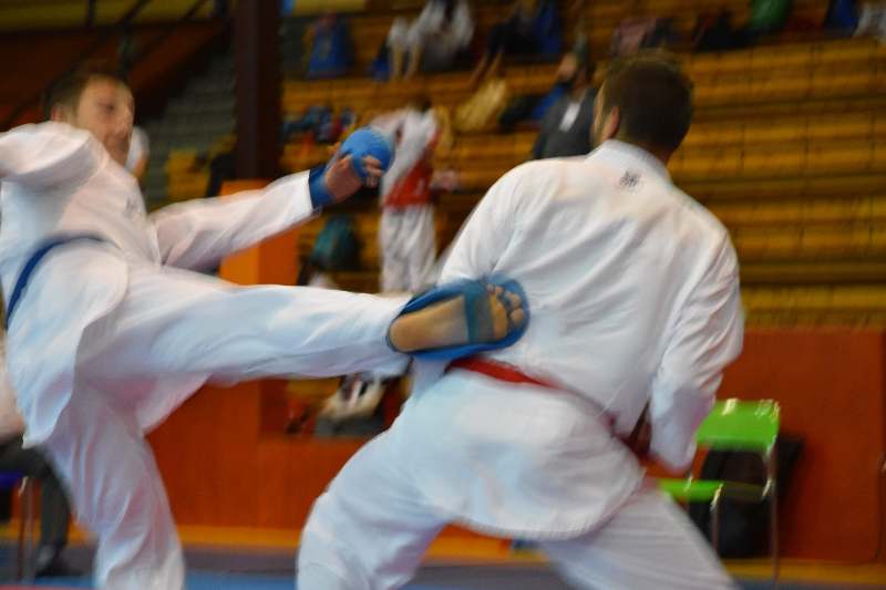 Rychlý kop s pohybovou neostrostí při zápase kumite