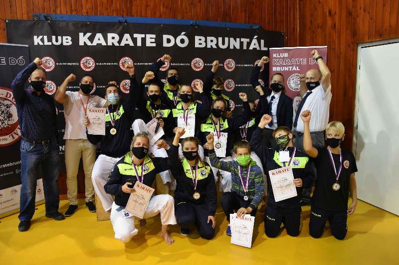 Skupina oceněných před bannerem klubu