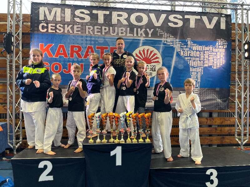 Stupně vítězů s poháry na mistrovství republiky